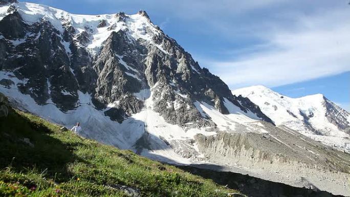 勃朗峰 (Mont Blanc) 的男选手沿着山坡向下走