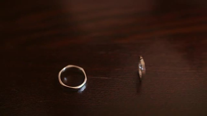 结婚戒指在桌子上滚动