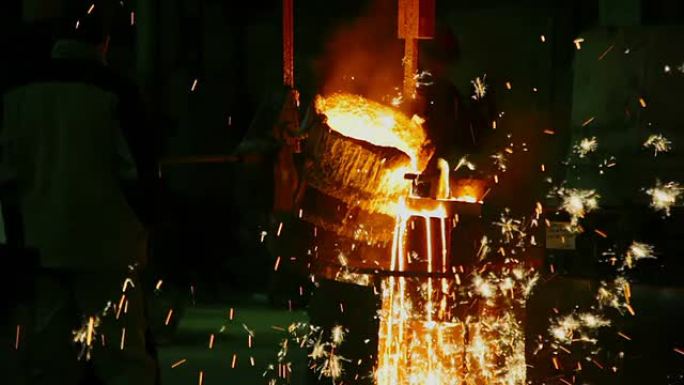 铸造厂的铸造工人将熔化的金属制成模具特写