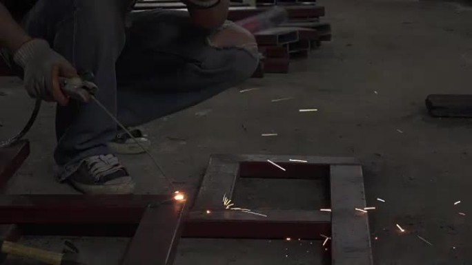 工人焊接火花