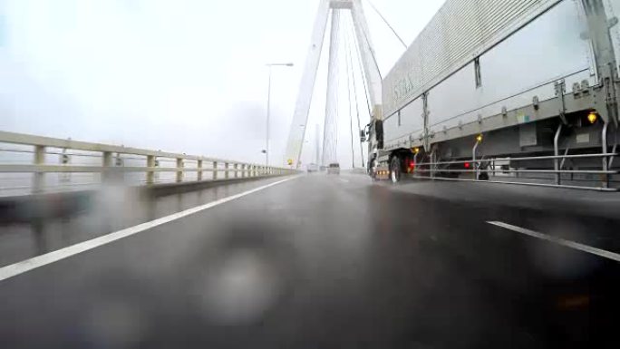 汽车在雨天行驶-4K