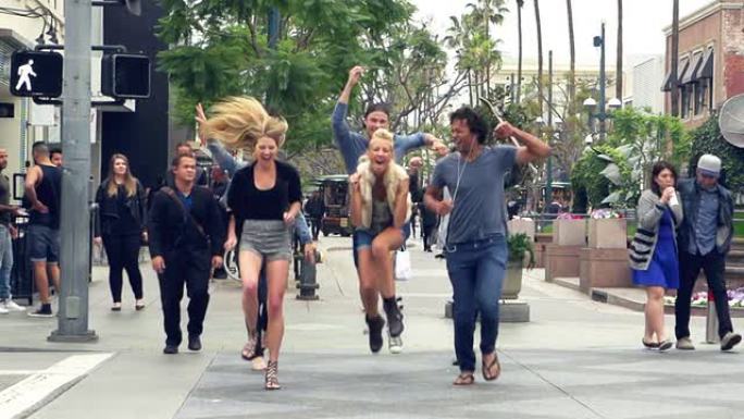 慢动作-年轻的朋友们在洛杉矶圣莫尼卡街玩得很开心。