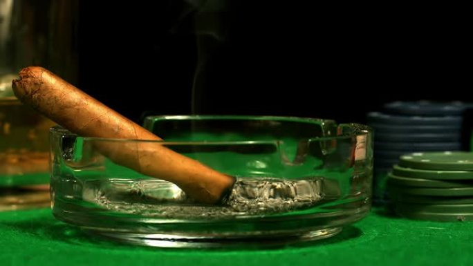 雪茄在赌场桌子上的烟灰缸中闷烧