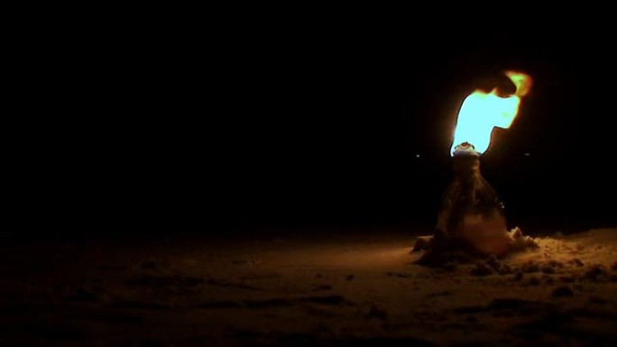 沙子里的火瓶提灯-中等镜头