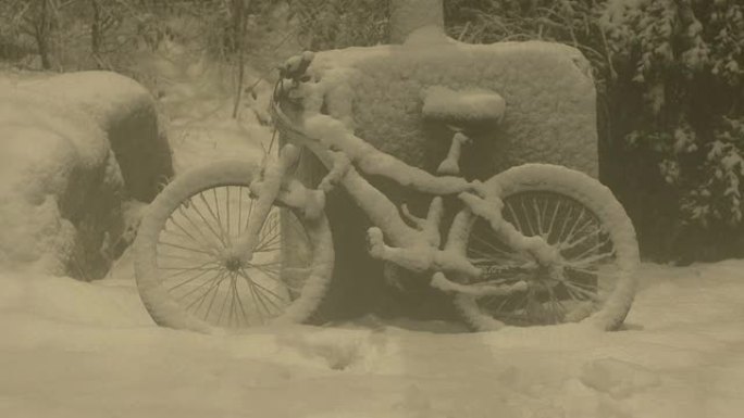 雪地自行车‏厚厚的积雪深夜暴雪暴风雪天气