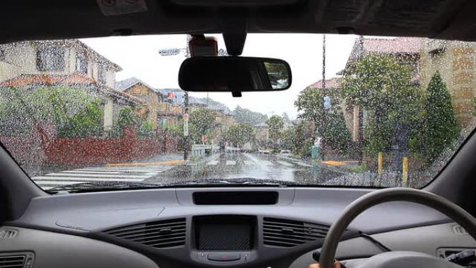 在下雨的路口停车汽车雨刮器刮前挡风玻璃车