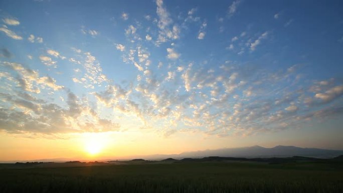 从山上升起的日出从山上升起的日出