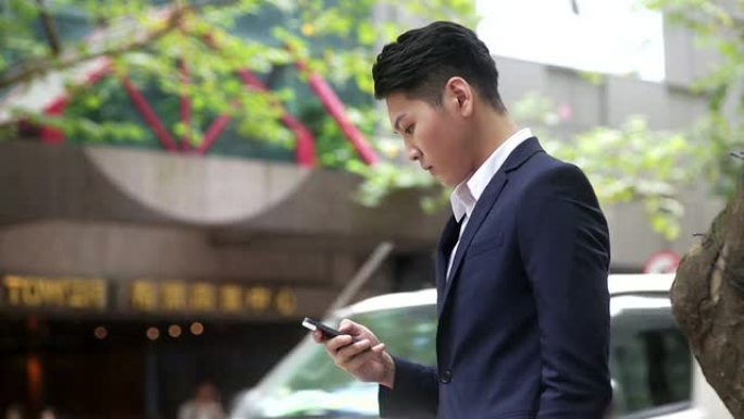 商人在街上使用智能手机