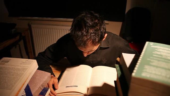 无聊的人看书外国男人深夜看书特写实拍