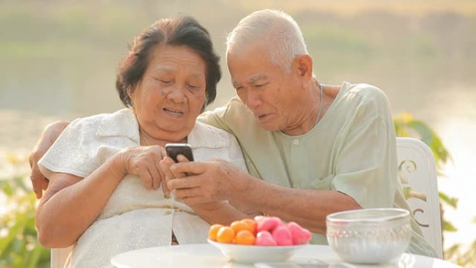 使用手机的老年夫妇