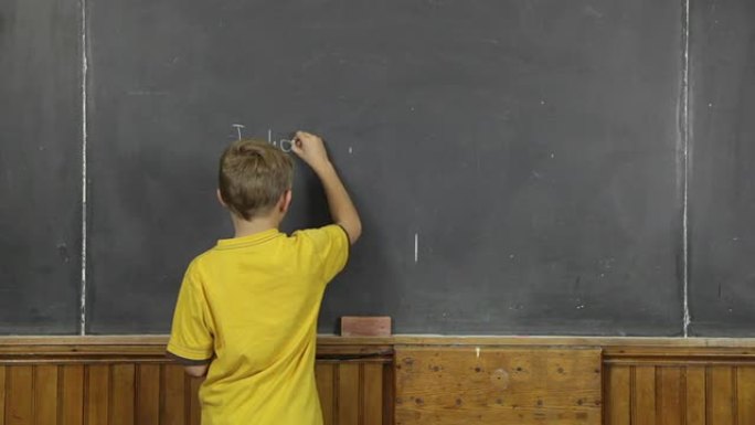 小孩在复古教室的黑板上写字