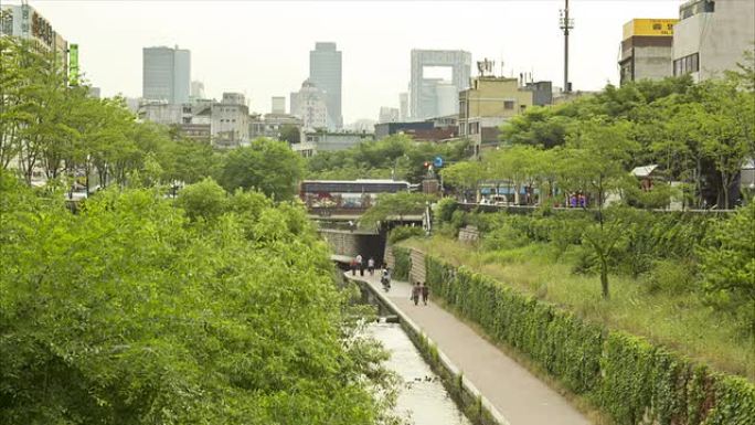 首尔的清溪川溪流延时摄影人行通道小路上班