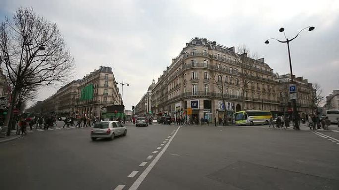 高清：法国巴黎豪斯曼拉斐特的行人通勤人群十字路口
