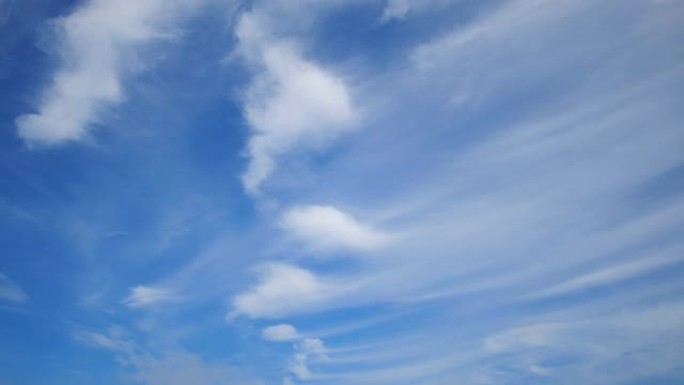 乌云密布的时间流逝，灿烂的阳光照耀着乌云。