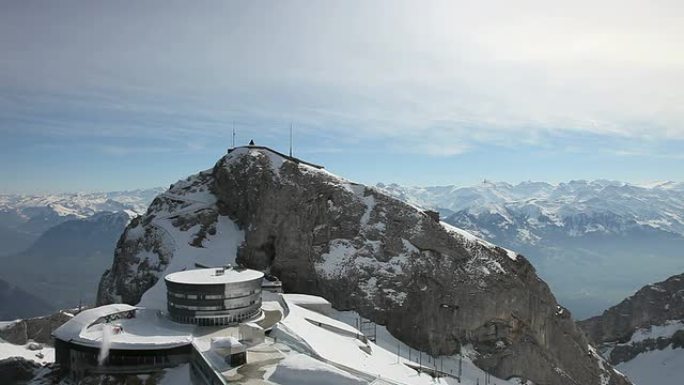 从皮拉图斯山俯瞰瑞士阿尔卑斯山自然风光冬