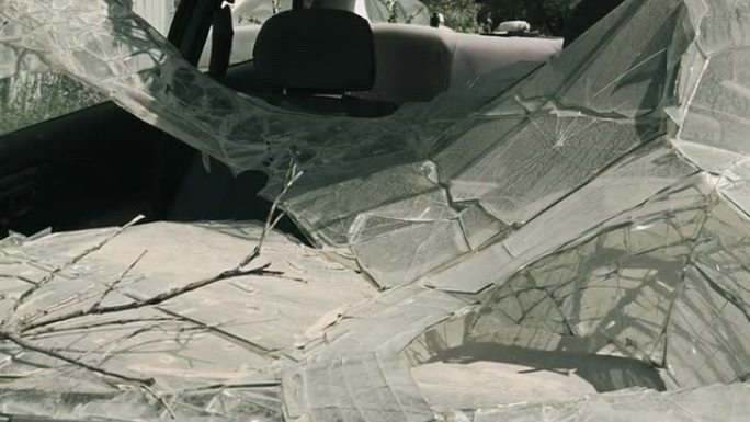 一辆旧车的挡风玻璃被打碎