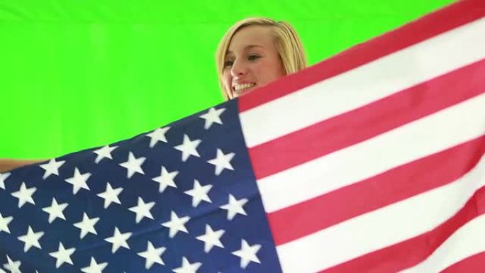 挂着美国国旗的年轻女子