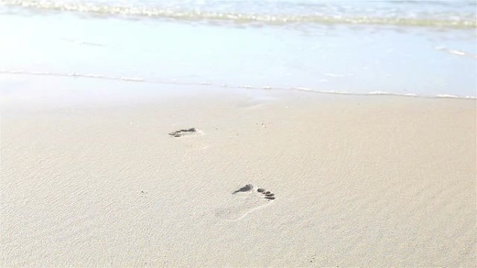 高清: 人们在沙滩上行走的脚步声。