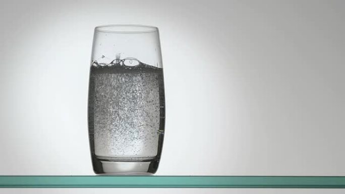 往杯子里倒水往杯子里倒水玻璃杯