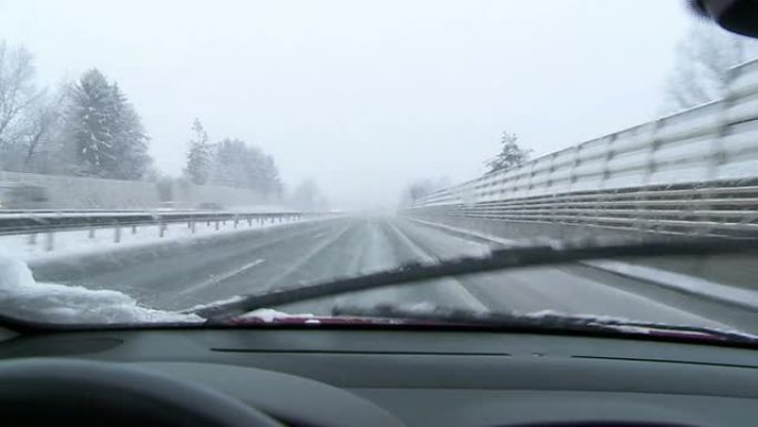 在雪地里开车发展安全行驶第一视角