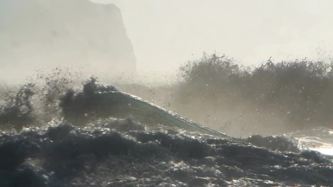 海浪冲击夏威夷北岸