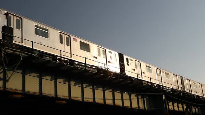 在纽约皇后区通过地铁7号线列车