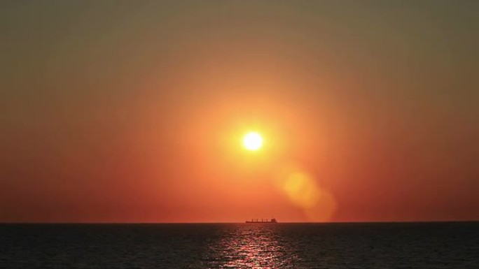 高清：日落的海洋和船