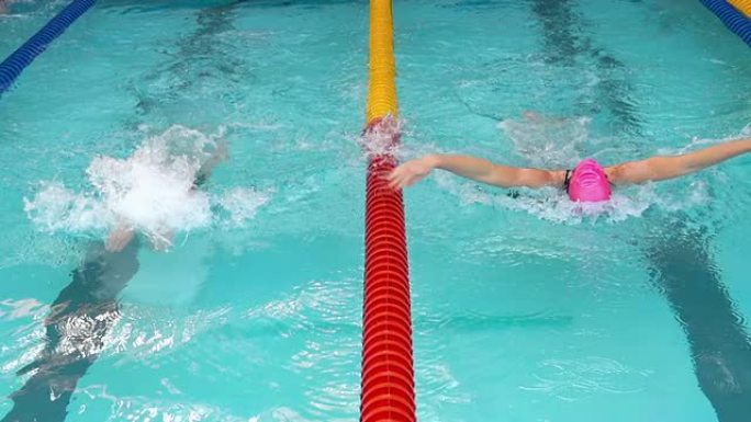 高清超慢莫：两名年轻女子游泳蝶泳
