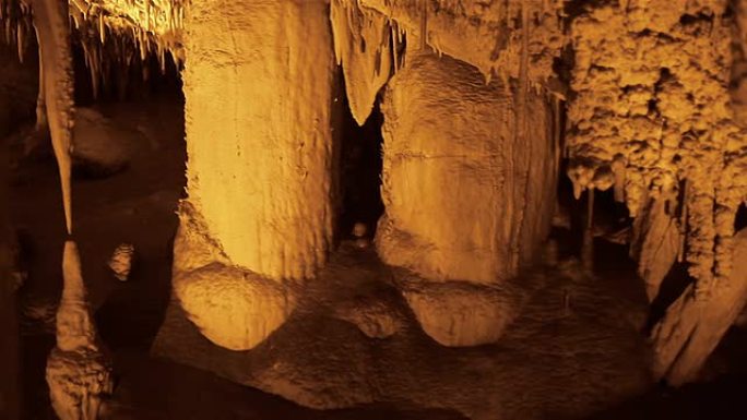 神秘的钟乳石洞穴神秘的钟乳石洞穴