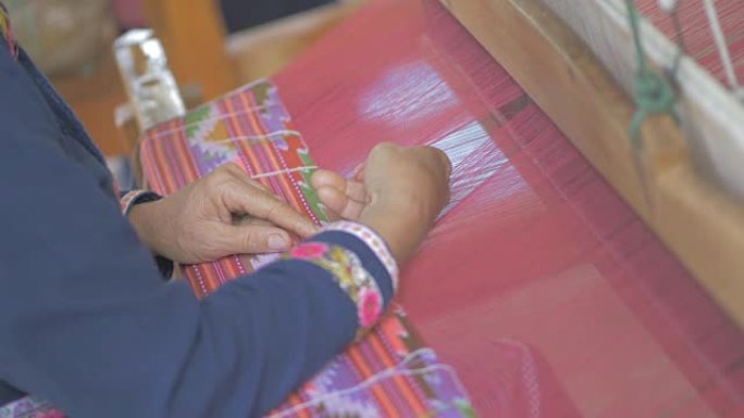 人们在泰国编织丝绸。