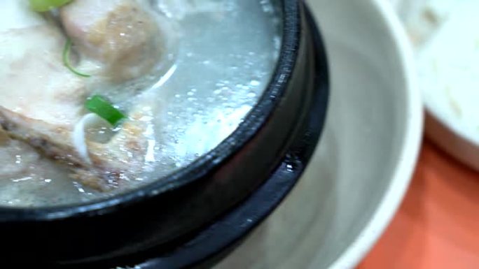 Samgyetang (人参鸡汤) 韩国食品