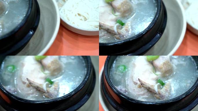 Samgyetang (人参鸡汤) 韩国食品