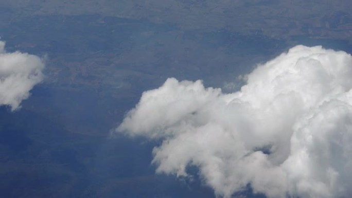 泰国飞机的云、河、山鸟瞰图