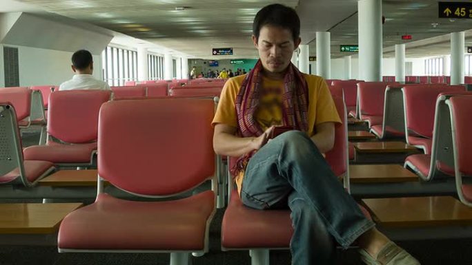 男子在机场使用手机