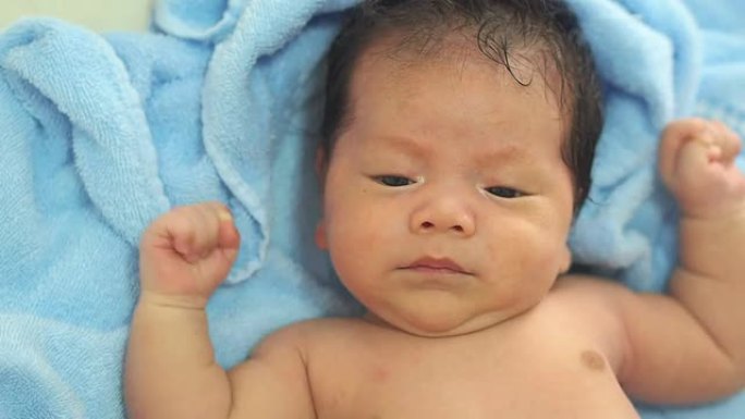 我的宝宝洗完澡后初生儿新生儿赤身裸体躺在