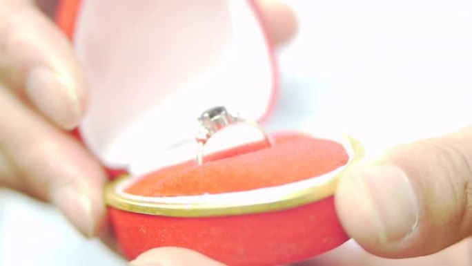 红盒子结婚戒指红盒子结婚戒指求婚婚戒钻戒