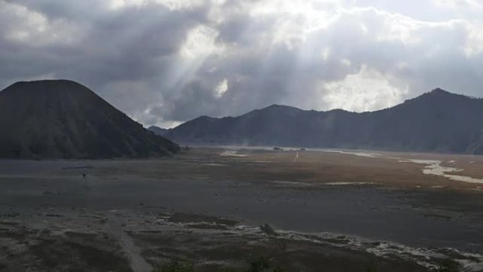 印度尼西亚布罗莫腾格尔塞梅鲁国家公园火山谷的云景时间流逝 (4k)