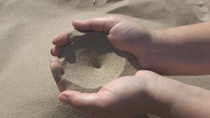 棕榈中的沙子手捧沙子实拍素材