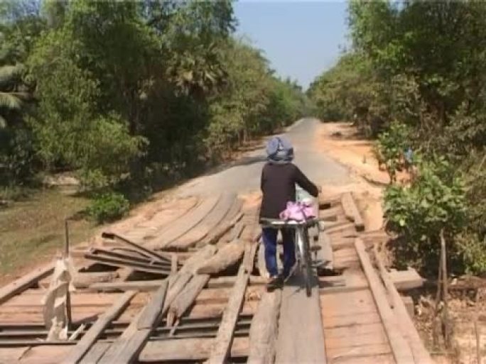 柬埔寨延迟、不安全的桥梁穿越