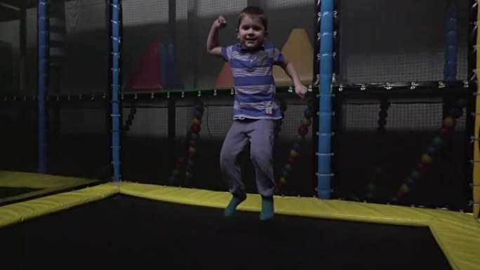 慢动作: 蹦床跳跃的孩子