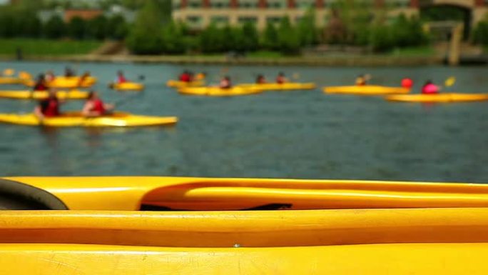 黄河上的黄色皮划艇比赛