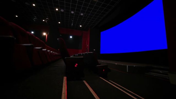 红色空荡荡的电影院大厅的楼梯和过道