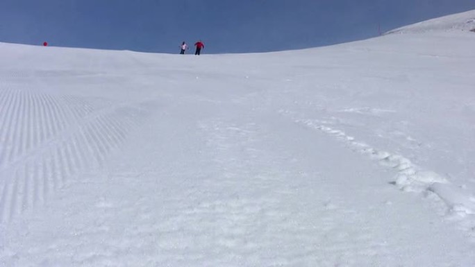 回转滑雪冰天雪地白色情侣