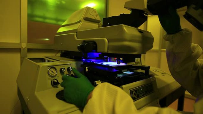研究人员在实验室用显微镜工作。