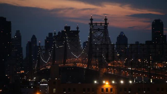 纽约市夜晚的昆斯博罗大桥
