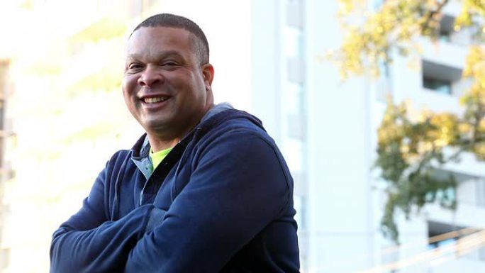 非裔美国人在镜头前微笑