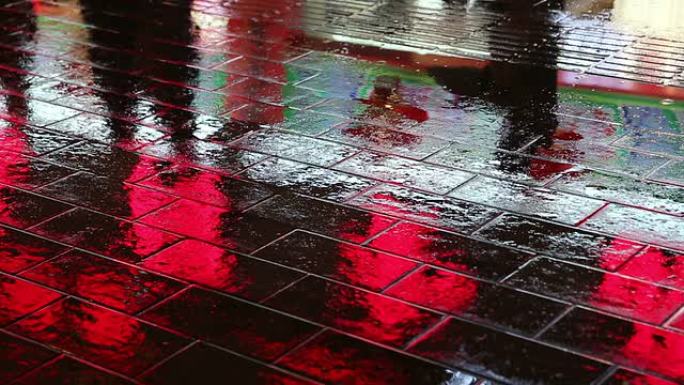 雨天夜晚的街道行人脚步地砖砖块霓虹色倒影