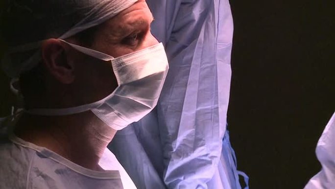 使用现代器械进行手术的外科医生