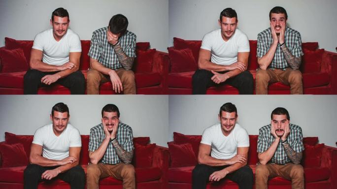 两个看电视的年轻人