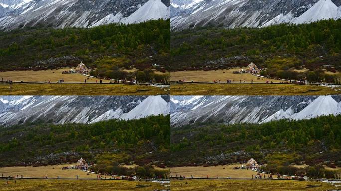游客在牧场中漫步西藏风光牧场人流延时